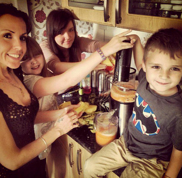 Candice, alături de familia şi priietenii, în timp ce prepara suc din fructe